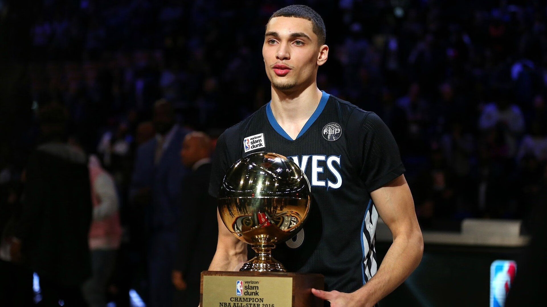 谢震业赛后谦逊发言登热搜，巴黎圣日耳曼小胜拜仁慕尼黑引发热议(马斯克对话特朗普延迟超40分钟)